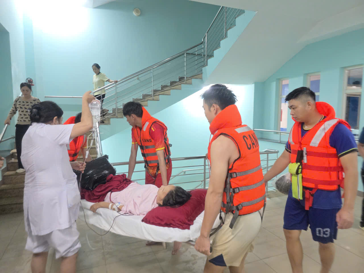 Bộ Y tế yêu cầu các cơ sở y tế miền Trung sẵn sàng cấp cứu nạn nhân do mưa lũ gây ra