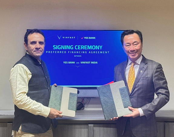 Ông Phạm Sanh Châu (phải), Tổng giám đốc VinFast châu Á và ông Sumit Bali, Giám đốc Quốc gia phụ trách Tài sản bán lẻ và Quản lý nợ của YES BANK tại buổi lễ ký kết.