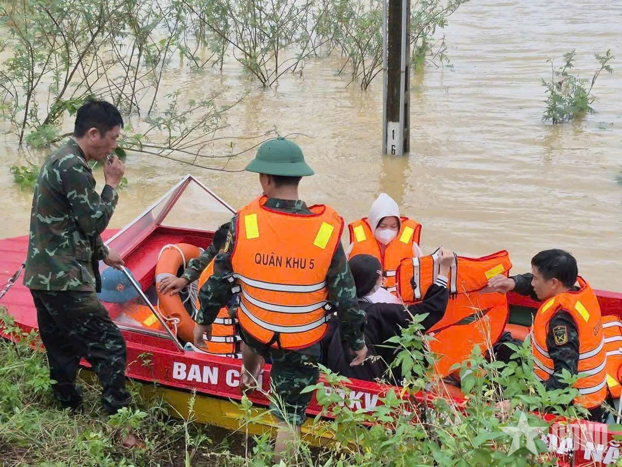 Trung đoàn 971 khẩn trương sơ tán người dân vùng lũ