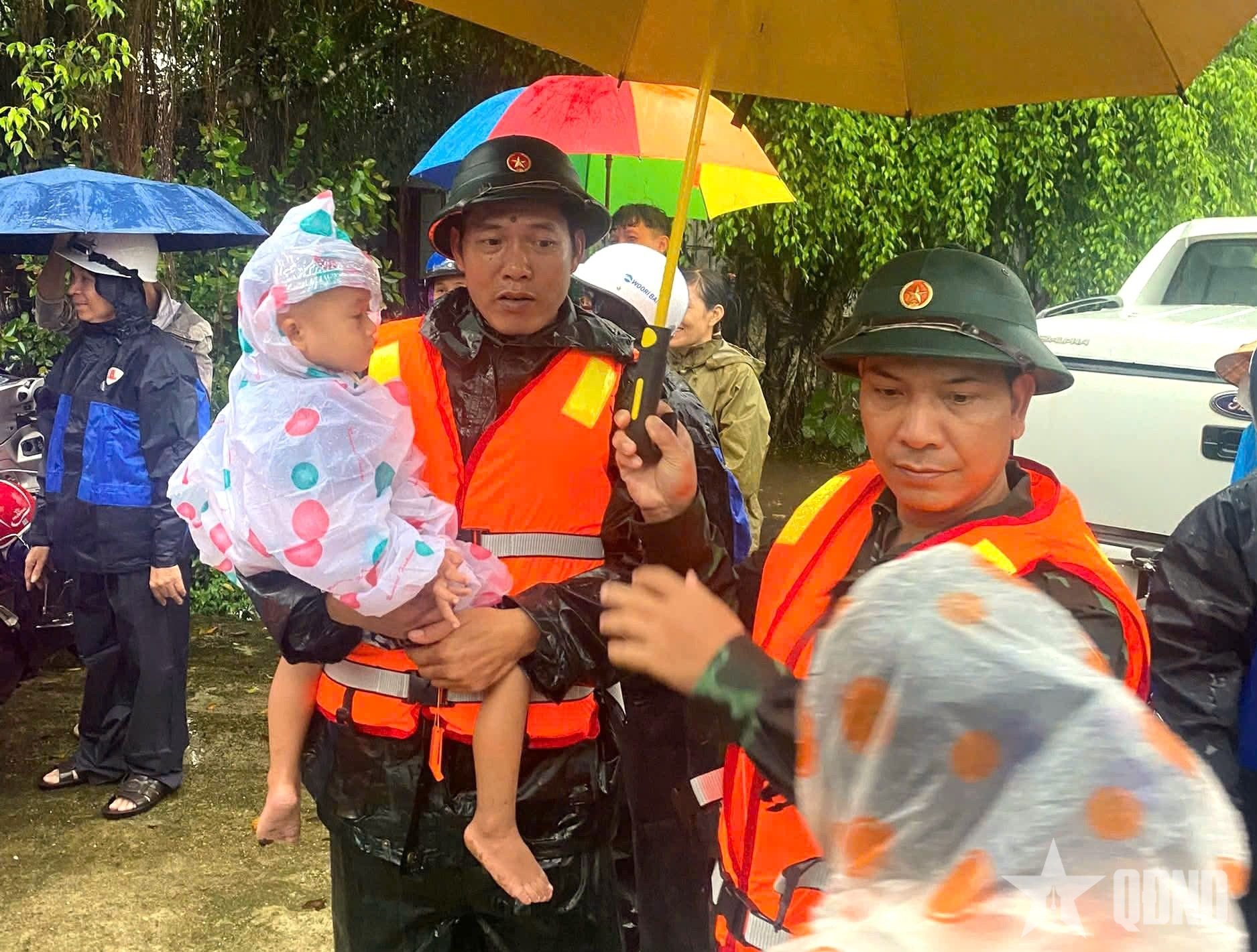 Ấm tình quân dân trong mưa lũ