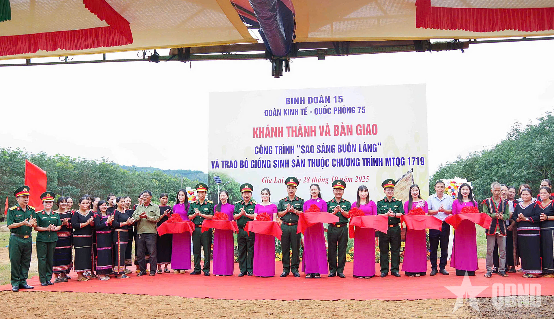 Đoàn Kinh tế - Quốc phòng 75: Bàn giao công trình “Sao sáng buôn làng” và trao bò giống tặng người dân