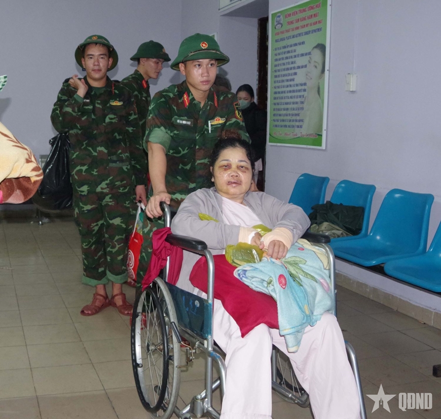 Xuyên đêm hỗ trợ di chuyển bệnh nhân và sơ tán người dân vùng lũ