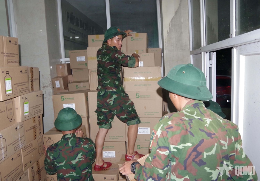 Xuyên đêm hỗ trợ di chuyển bệnh nhân và sơ tán người dân vùng lũ