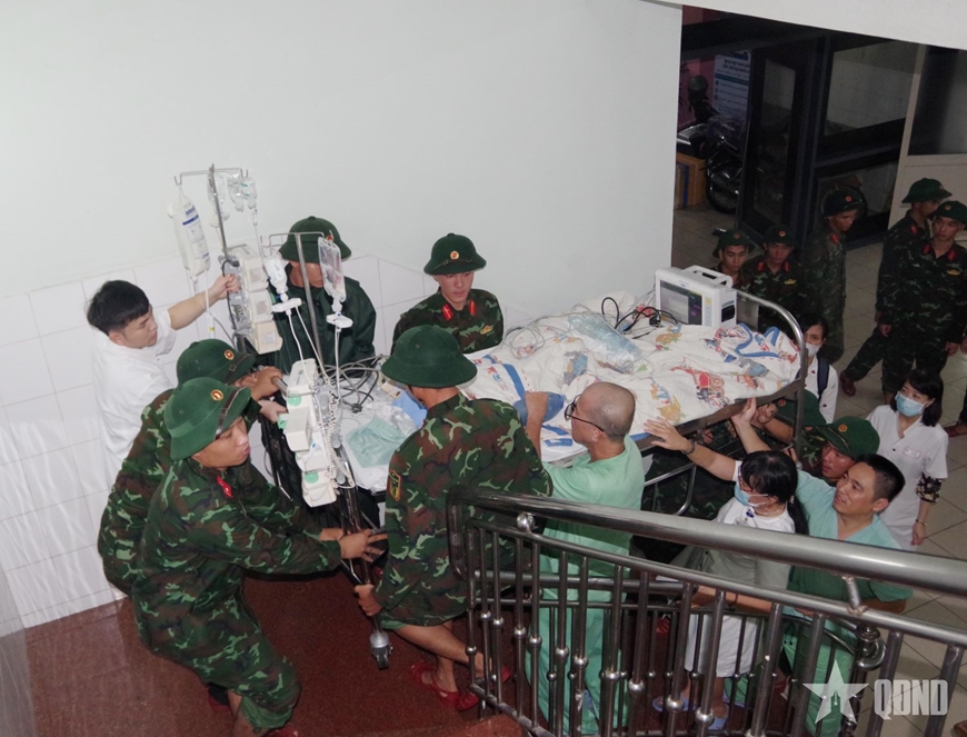Xuyên đêm hỗ trợ di chuyển bệnh nhân và sơ tán người dân vùng lũ