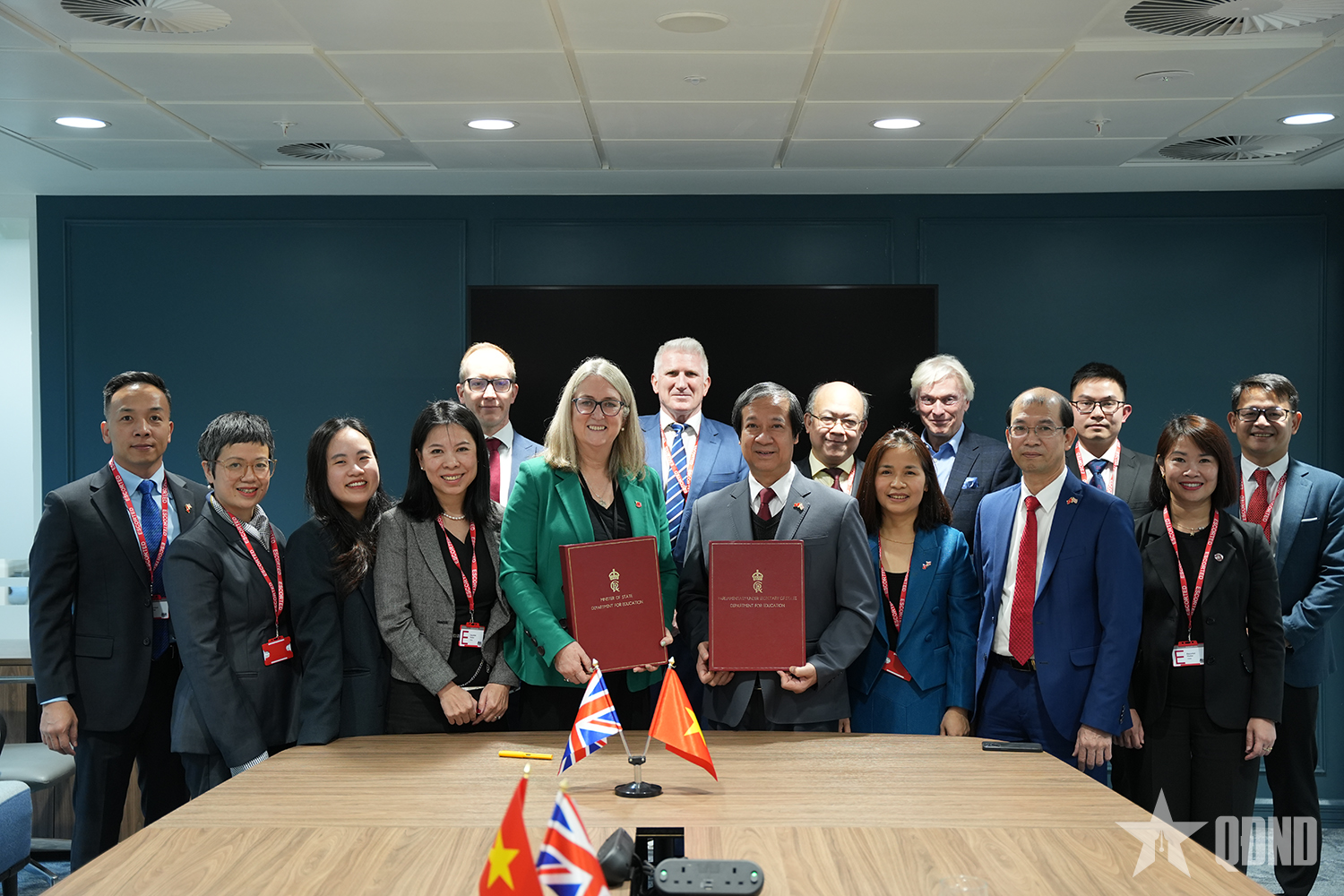 Bộ trưởng Nguyễn Kim Sơn hội đàm với Bộ trưởng Giáo dục và Kỹ năng Vương quốc Anh