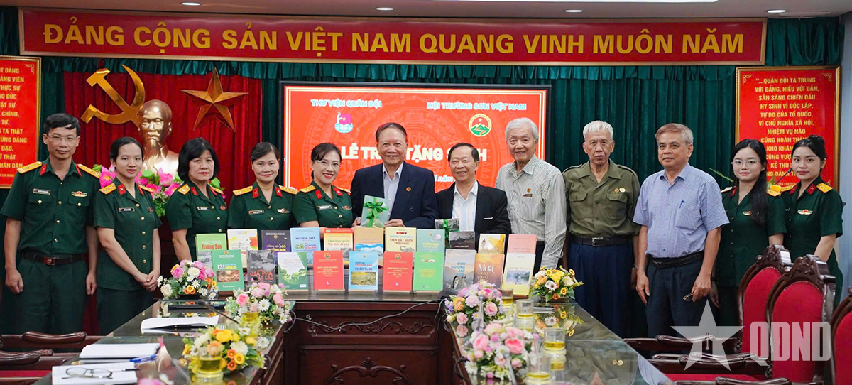 Thư viện Quân đội tiếp nhận sách tặng của Hội Truyền thống Trường Sơn - Đường Hồ Chí Minh


