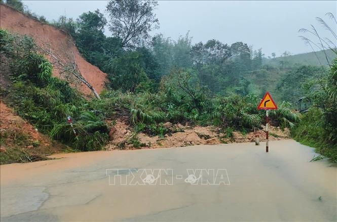 Quảng Ngãi: Đèo Lò Xo tiếp tục sạt lở, nguy cơ chia cắt cao
