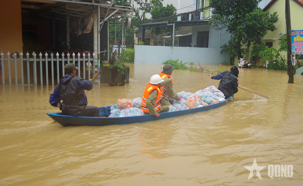 Bộ đội Hải quân tiếp tế lương thực, thực phẩm cho người dân vùng lũ