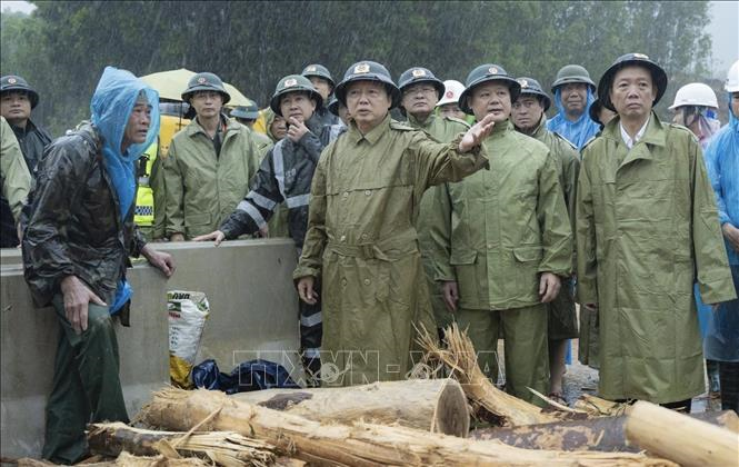 Phó thủ tướng Trần Hồng Hà kiểm tra và chỉ đạo khắc phục sạt lở trên cao tốc La Sơn - Hòa Liên