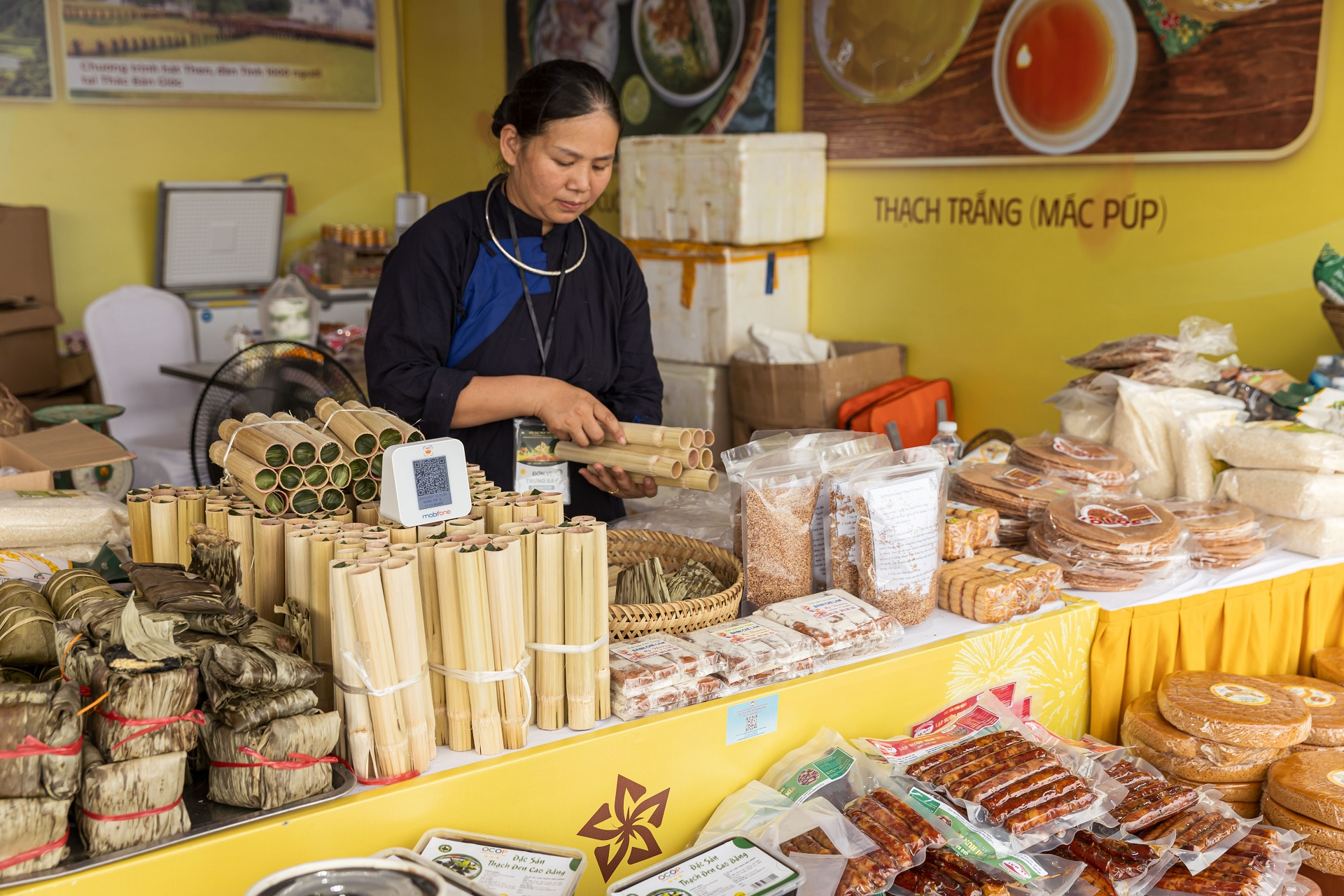 Mỗi gian hàng là một câu chuyện quê hương