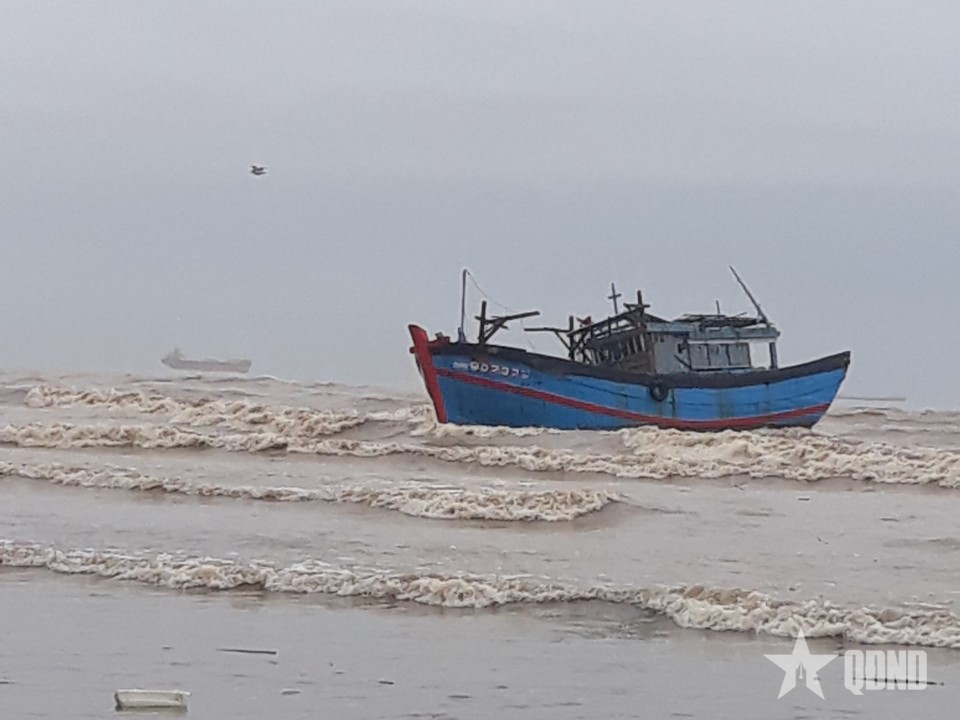 Quảng Ngãi: Nhiều tàu cá bị bứt neo trôi dạt do mưa lũ