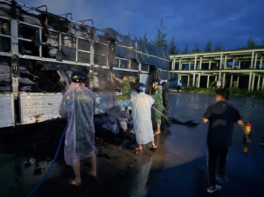 Cứu nạn thành công 40 người trên phà chở khách bị cháy ngoài khơi Phú Quốc