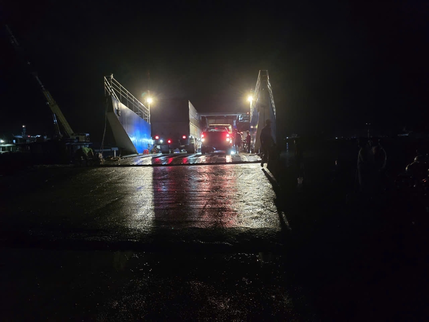 Cứu nạn thành công 40 người trên phà chở khách bị cháy ngoài khơi Phú Quốc