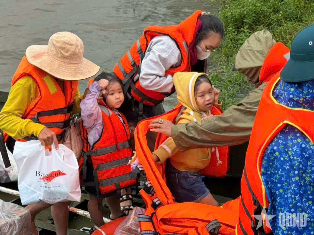 Các đơn vị nỗ lực hỗ trợ, giúp đỡ nhân dân Đà Nẵng tại các vùng ngập lụt 