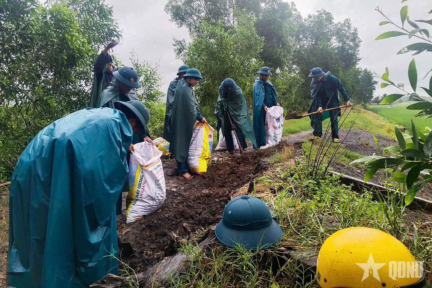 An Giang: Chiến sĩ dân quân tham gia bảo vệ tài sản nhân dân