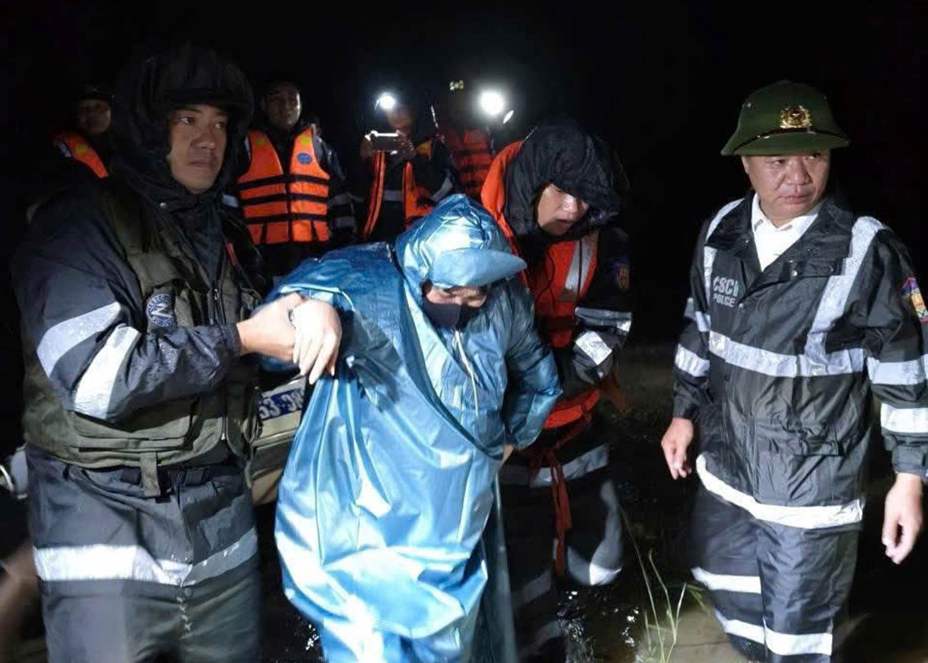 Cảnh sát cơ động hỗ trợ di dời các hộ dân xuyên đêm