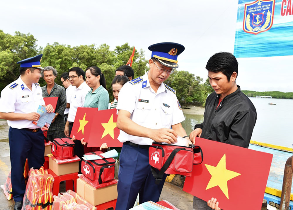 Đồng hành với ngư dân xã đảo