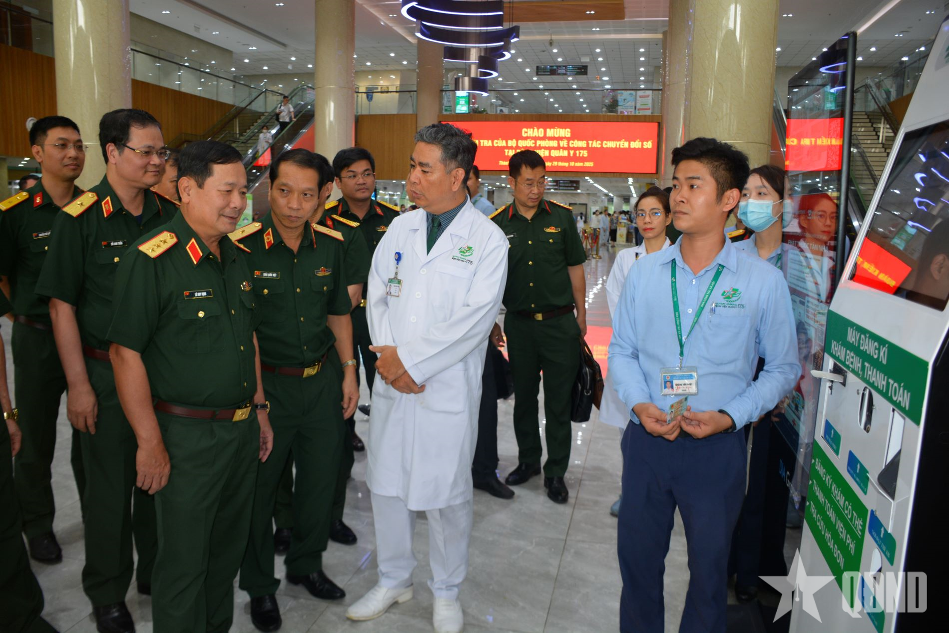 Thượng tướng Lê Huy Vịnh kiểm tra chuyển đổi số tại Bệnh viện Quân y 175