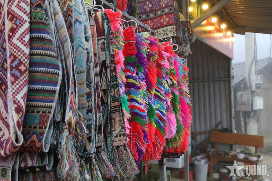 Chiếc khăn đội đầu và câu chuyện văn hóa của người Mông ở Sơn La