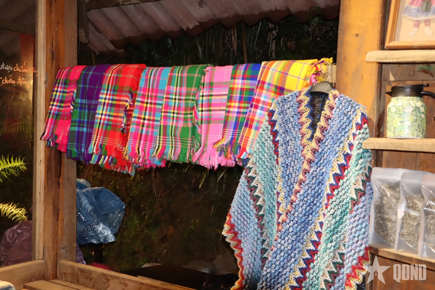 Chiếc khăn đội đầu và câu chuyện văn hóa của người Mông ở Sơn La