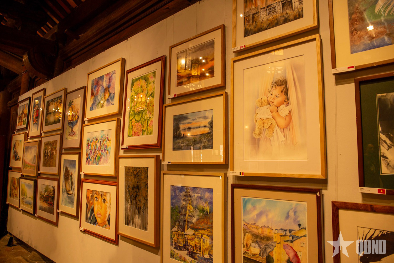 Triển lãm tranh màu nước quốc tế “Hành trình kết nối” tại Văn Miếu - Quốc Tử Giám thu hút du khách quốc tế