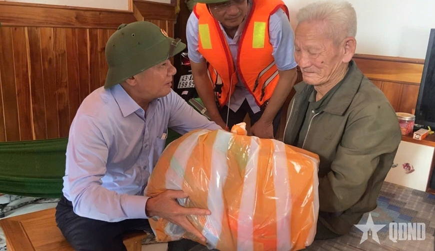 Thường trực Ban Bí thư Trần Cẩm Tú thăm, động viên bà con vùng lũ Đà Nẵng