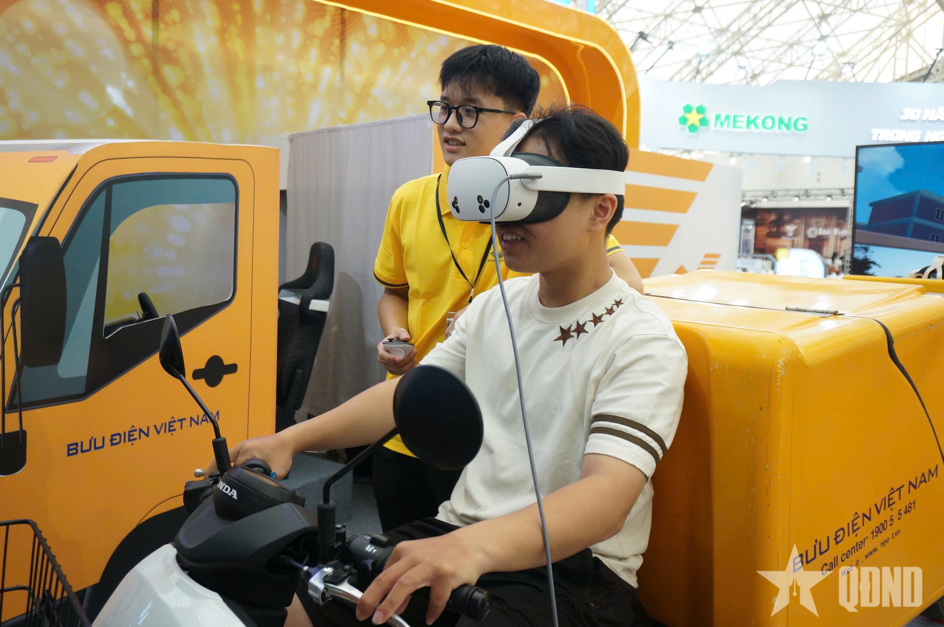 Trải nghiệm “Một ngày làm bưu tá” tại Hội chợ Mùa Thu 2025