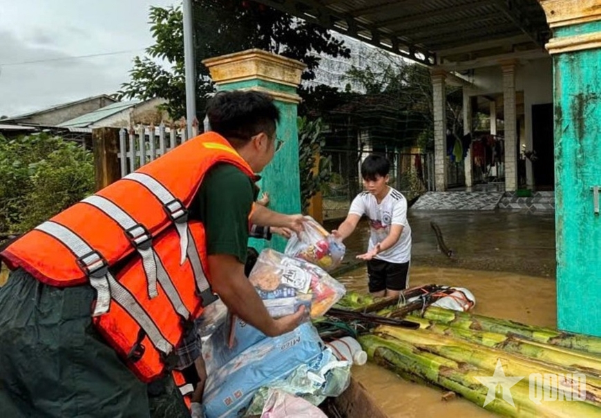 Bộ đội dốc sức ứng cứu nhân dân
