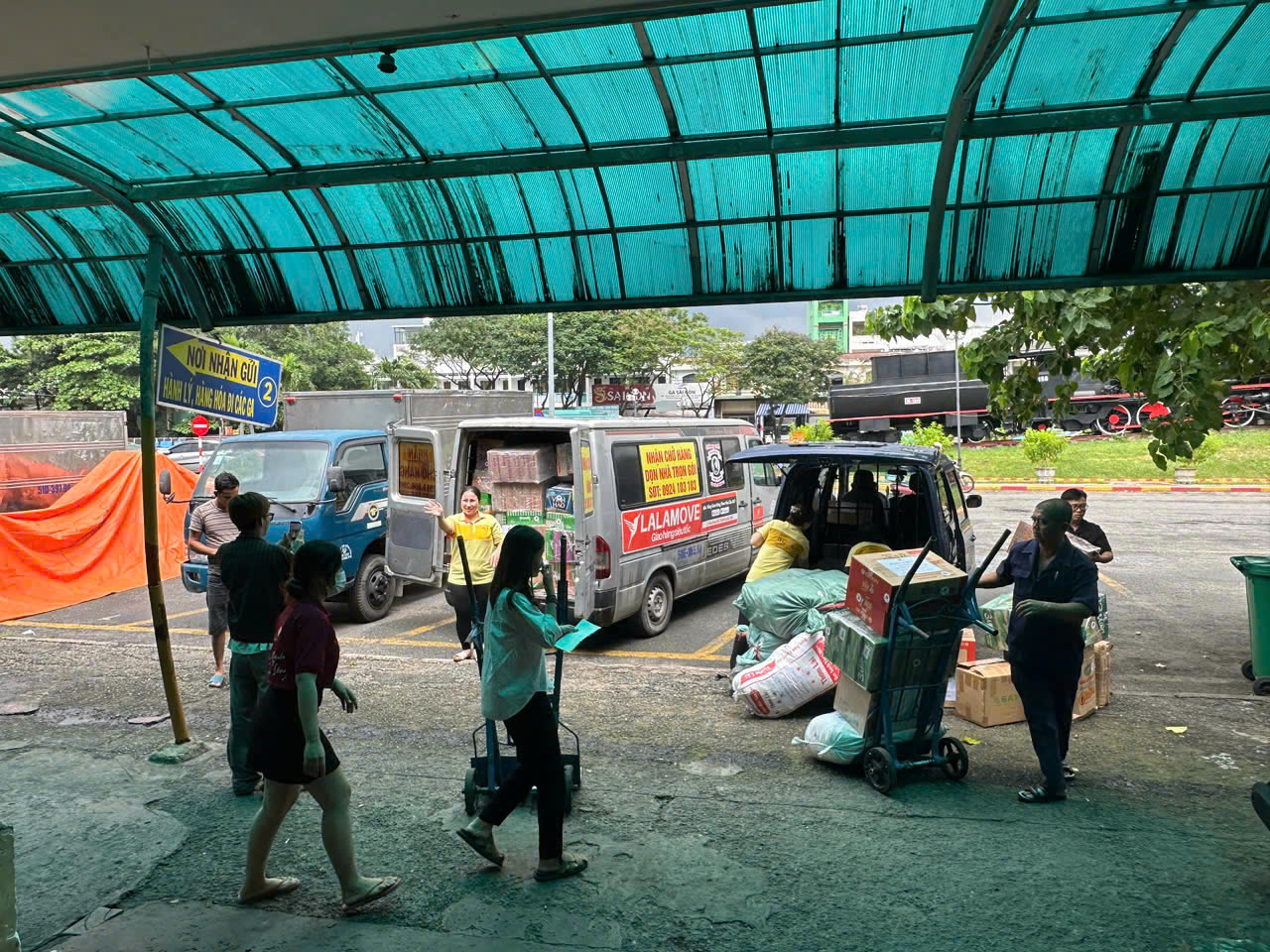 Đường sắt vận chuyển miễn phí hàng cứu trợ gửi đến đồng bào vùng lũ