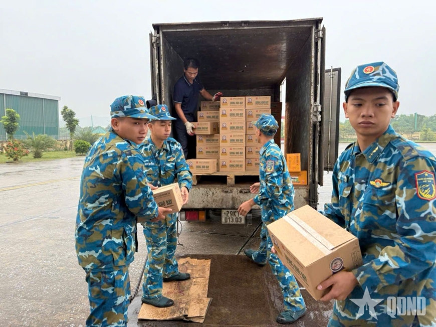 Lữ đoàn Không quân 918 bay vận chuyển 5 tấn lương khô cứu trợ đồng bào miền Trung