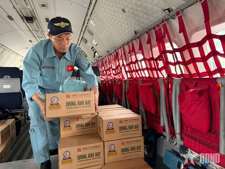 Lữ đoàn Không quân 918 bay vận chuyển 5 tấn lương khô cứu trợ đồng bào miền Trung