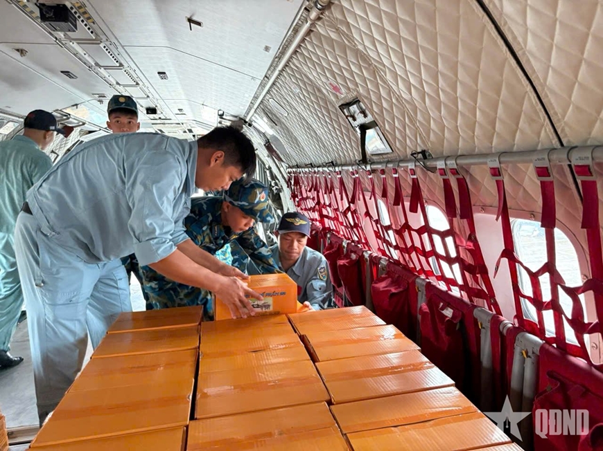 Lữ đoàn Không quân 918 bay vận chuyển 5 tấn lương khô cứu trợ đồng bào miền Trung