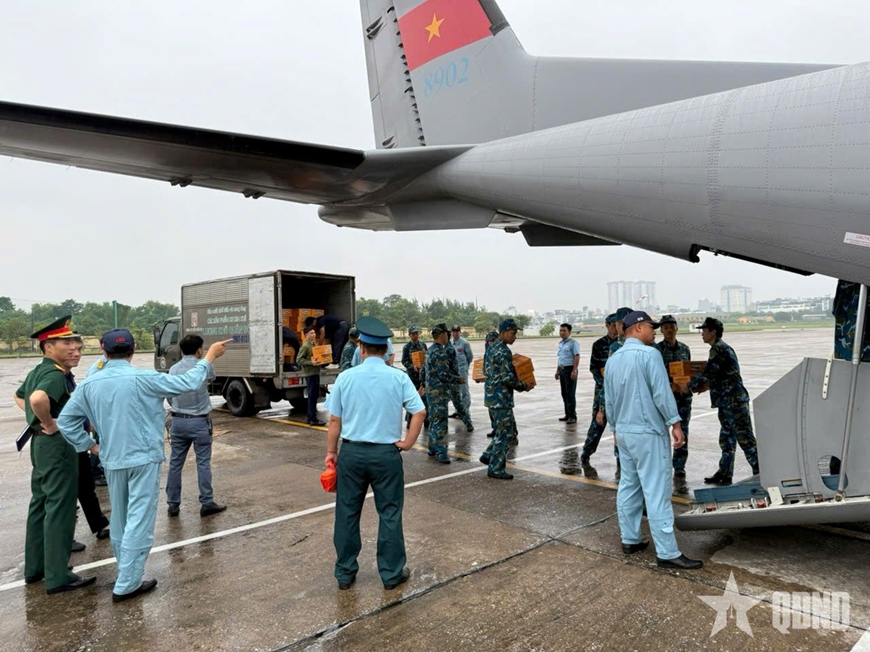 Lữ đoàn Không quân 918 bay vận chuyển 5 tấn lương khô cứu trợ đồng bào miền Trung