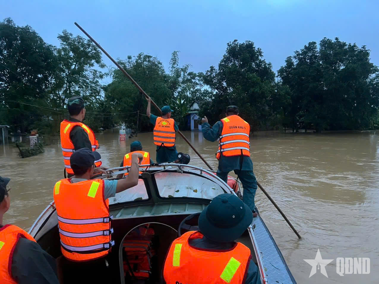Đà Nẵng: Nước ngập gần nóc nhà, bộ đội xuyên đêm cứu dân