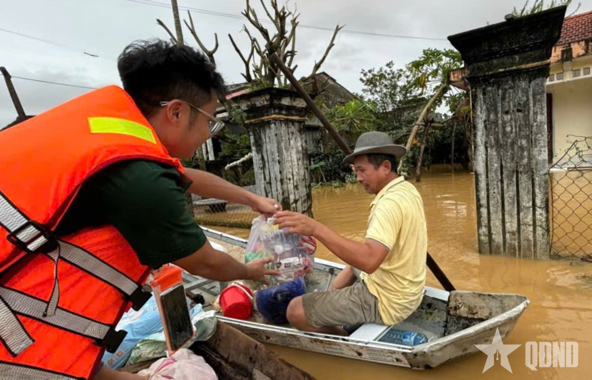 Bộ đội Biên phòng Đà Nẵng trao 2.000 suất quà tặng người dân vùng lũ