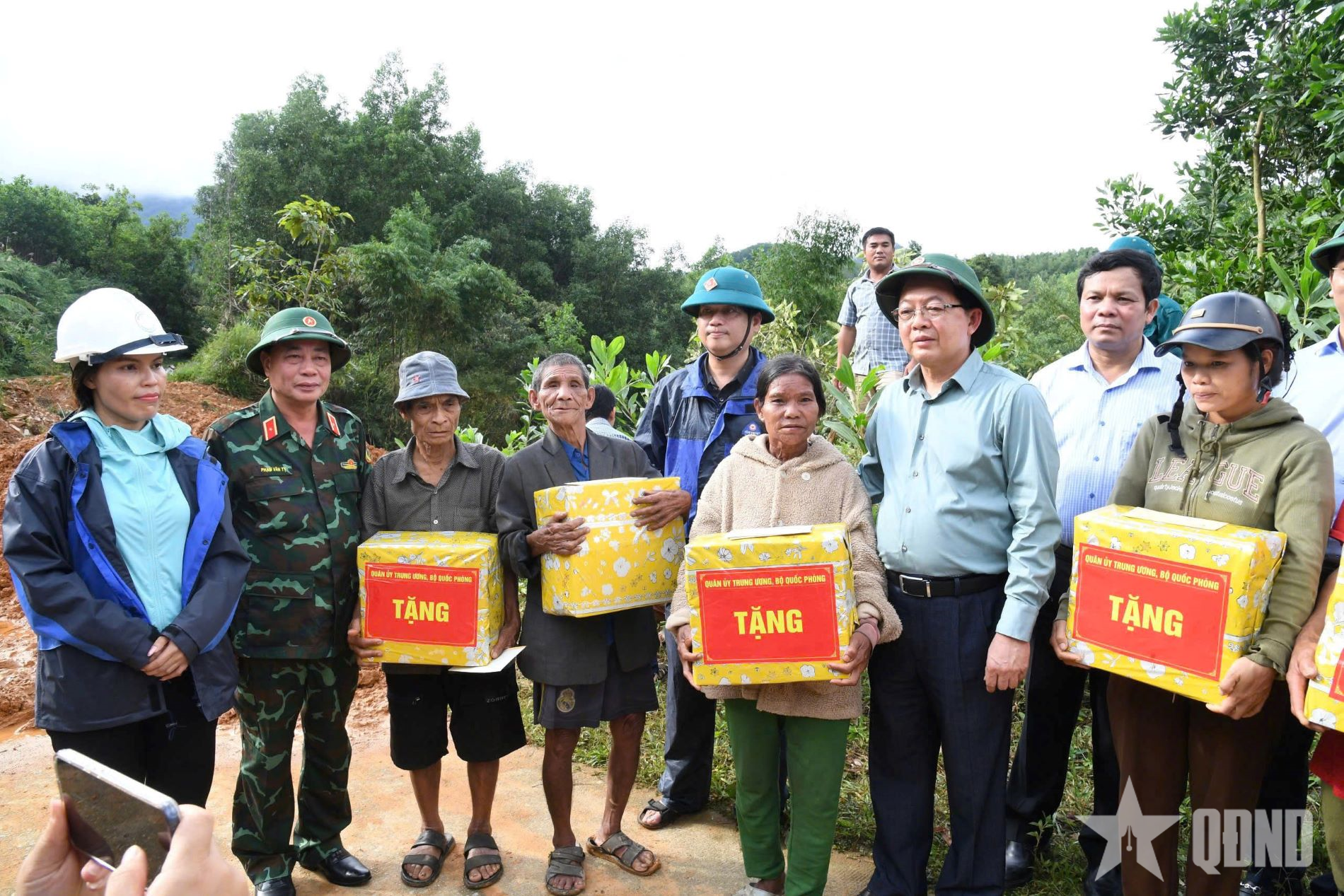 Phó thủ tướng Hồ Quốc Dũng kiểm tra công tác khắc phục sạt lở tại Quảng Ngãi