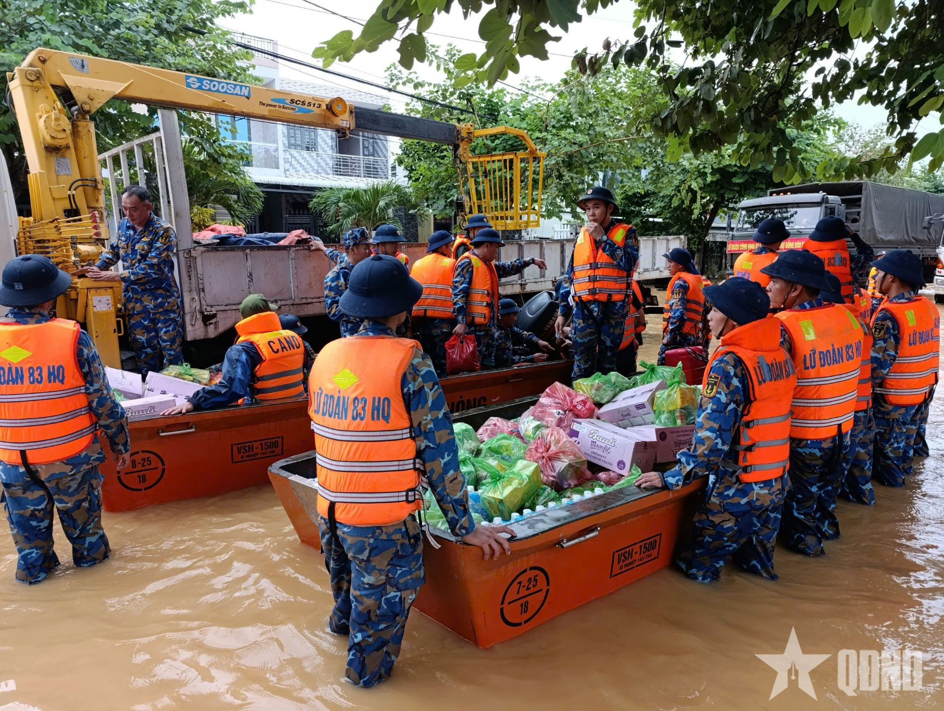 Lữ đoàn Công binh 83 và Chi đội Kiểm ngư số 3 hỗ trợ người dân vùng lũ Đà Nẵng