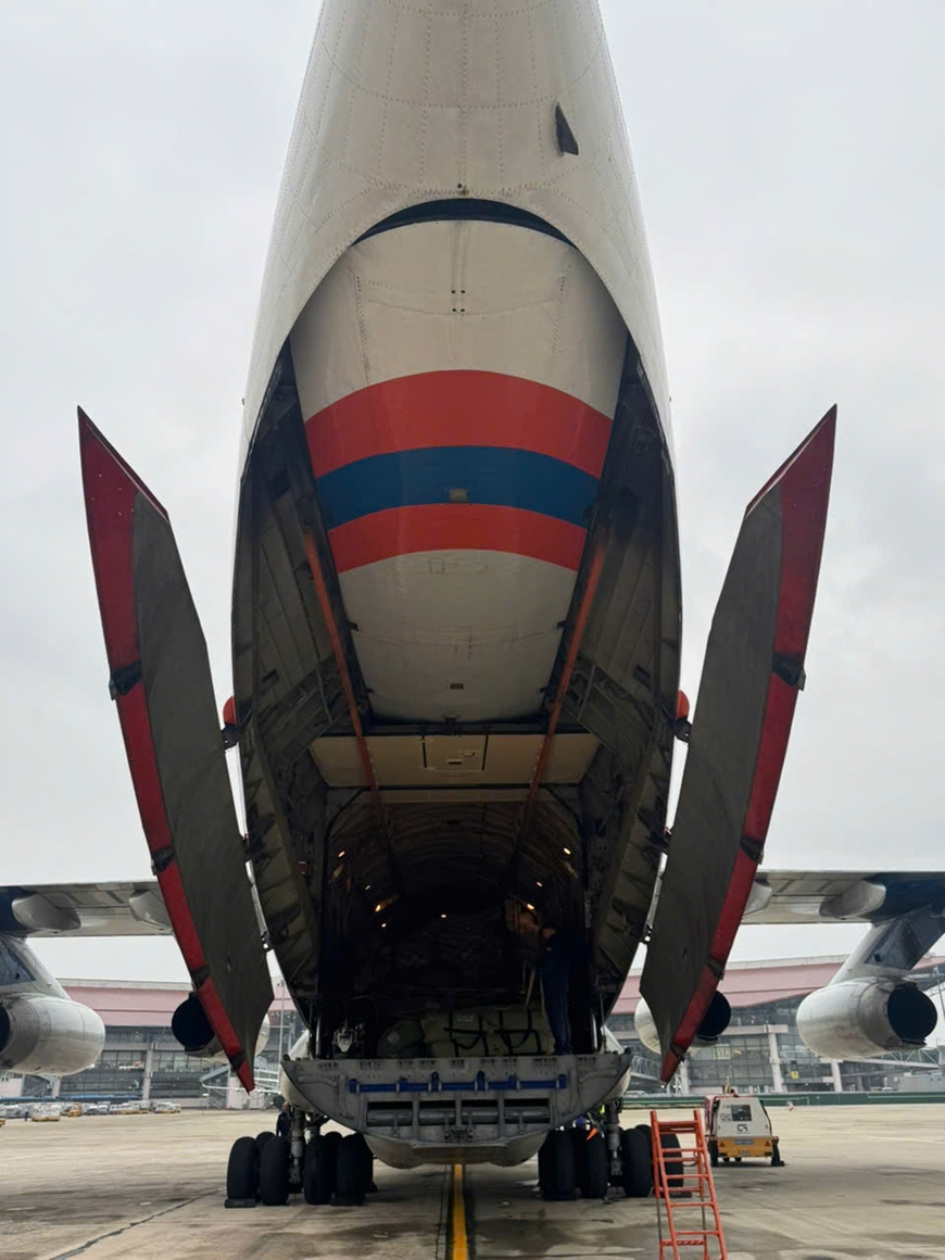 Chuyên cơ Nga hạ cánh tại Nội Bài, chở 30 tấn hàng giúp Việt Nam