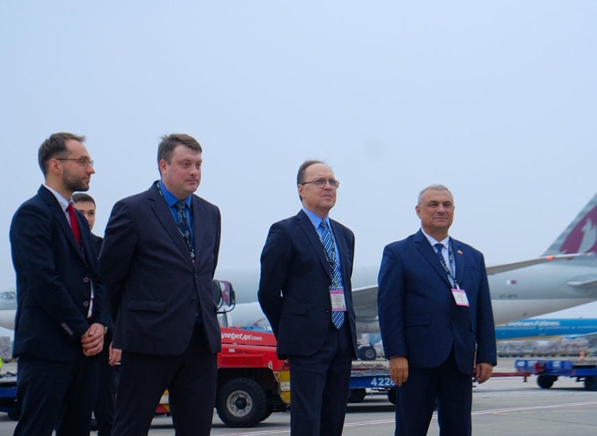 Chuyên cơ Nga hạ cánh tại Nội Bài, chở 30 tấn hàng giúp Việt Nam