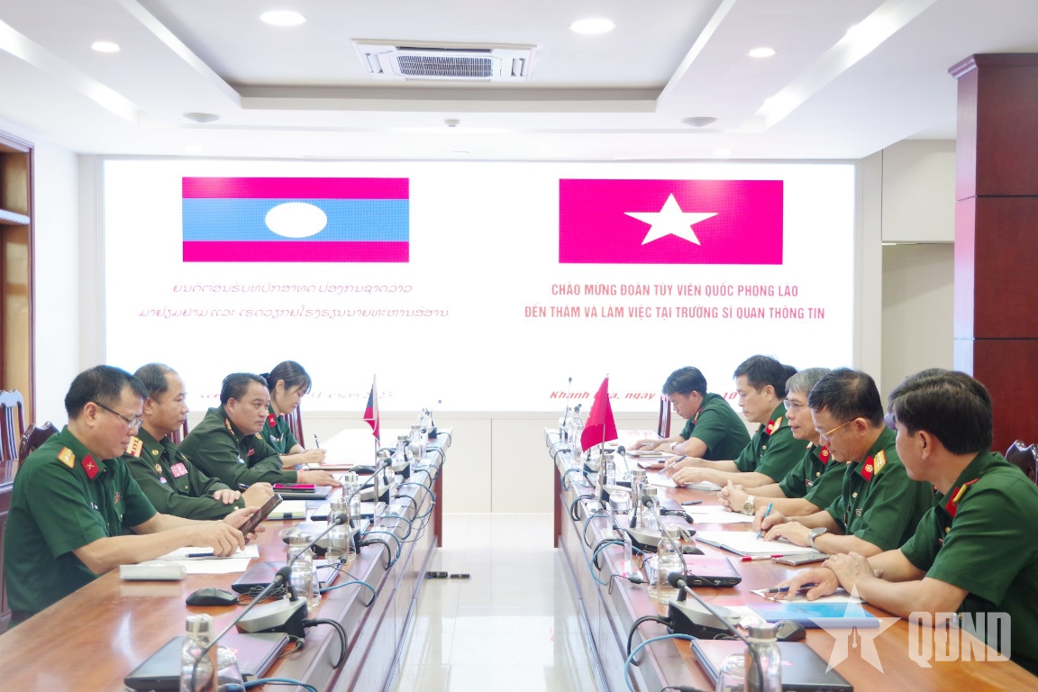 Tùy viên quốc phòng Lào thăm và làm việc tại Trường Sĩ quan Thông tin