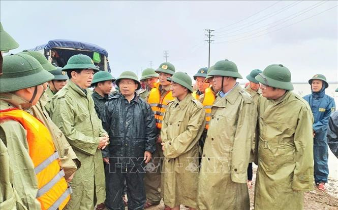 Phó thủ tướng Mai Văn Chính thăm hỏi, tiếp sức đồng bào vùng ngập nặng tại Hà Tĩnh