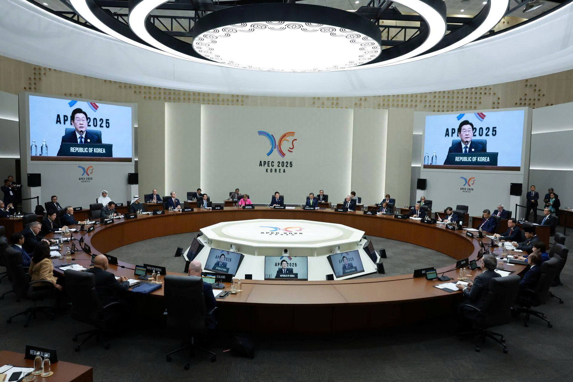 Phiên thứ nhất của Hội nghị các nhà lãnh đạo APEC 2025