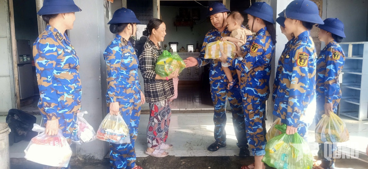 Vùng 3 Hải quân sẻ chia khó khăn với nhân dân thôn La Châu