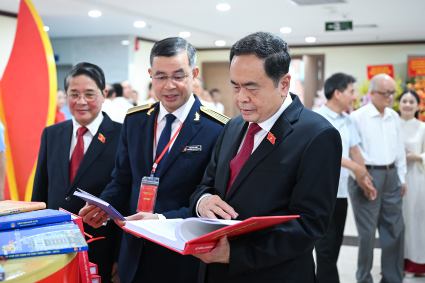 Quốc hội tạo lập hành lang pháp lý cho công cuộc đổi mới-Bài 3: Quốc hội - nơi hội tụ của “ý Đảng, lòng dân” (Tiếp theo và hết)