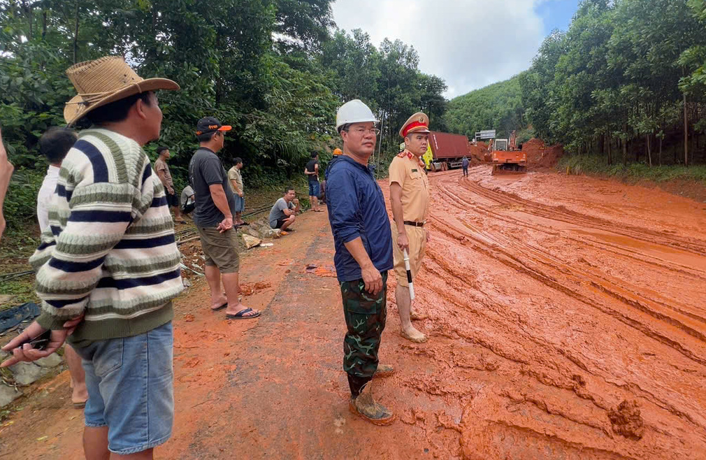 Còn hơn 70 vị trí tắc đường trên các tuyến quốc lộ qua miền Trung
