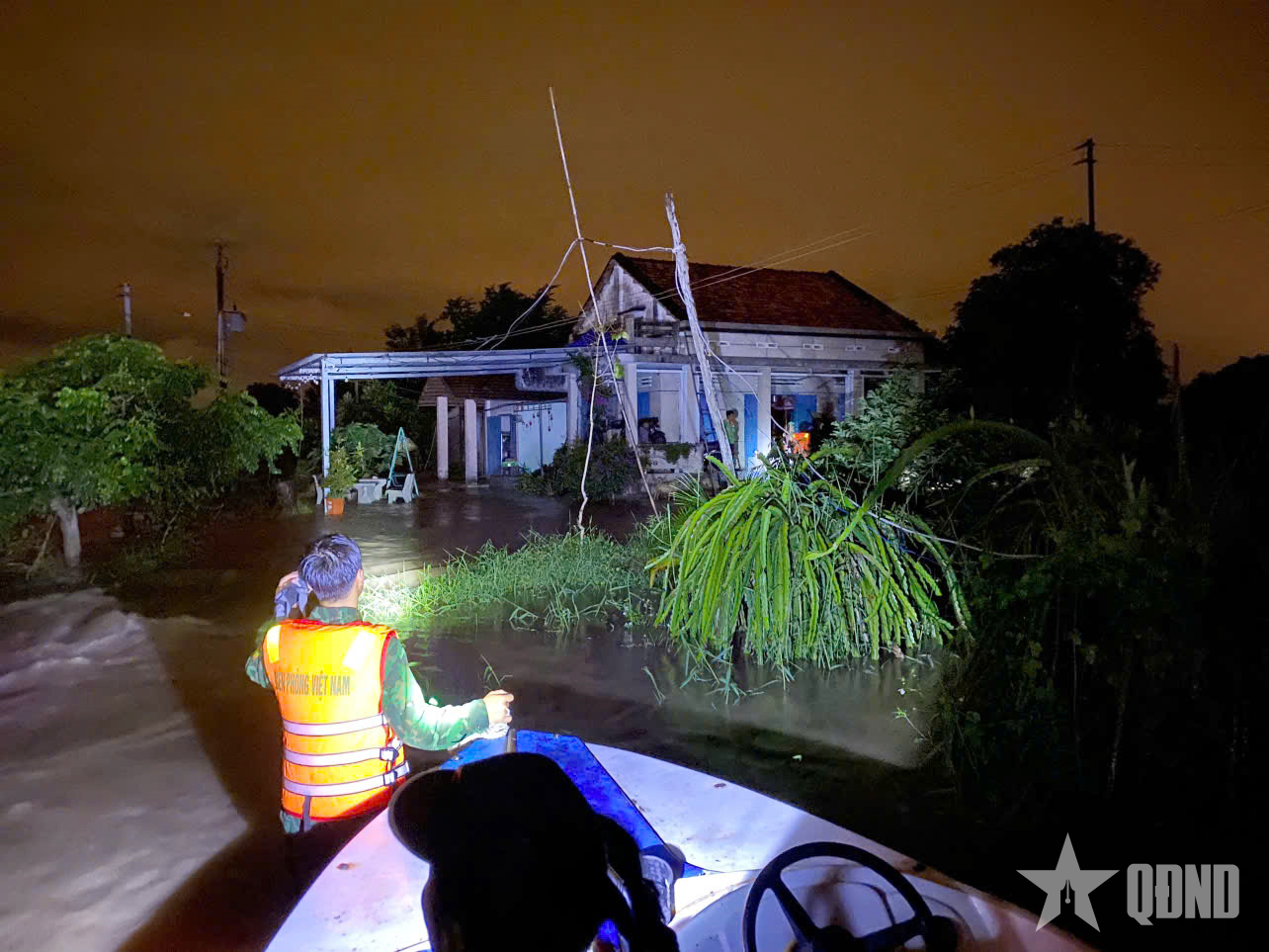 Bộ đội Biên phòng tỉnh Lâm Đồng kịp thời giúp dân trong mưa lũ