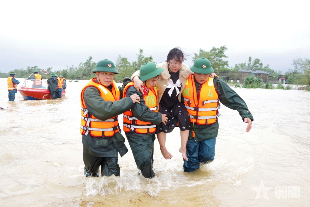 Hà Tĩnh: Ban Chỉ huy phòng thủ khu vực 3-Kỳ Anh tổ chức di dời dân vùng ngập lụt