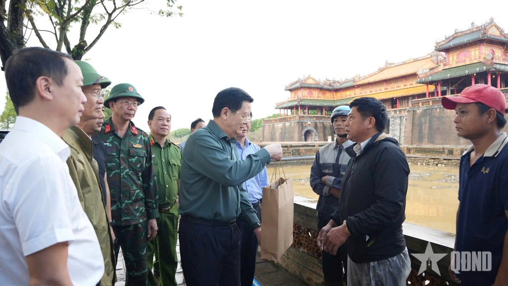Phó thủ tướng Mai Văn Chính kiểm tra công tác khắc phục mưa lũ tại Đại nội Huế