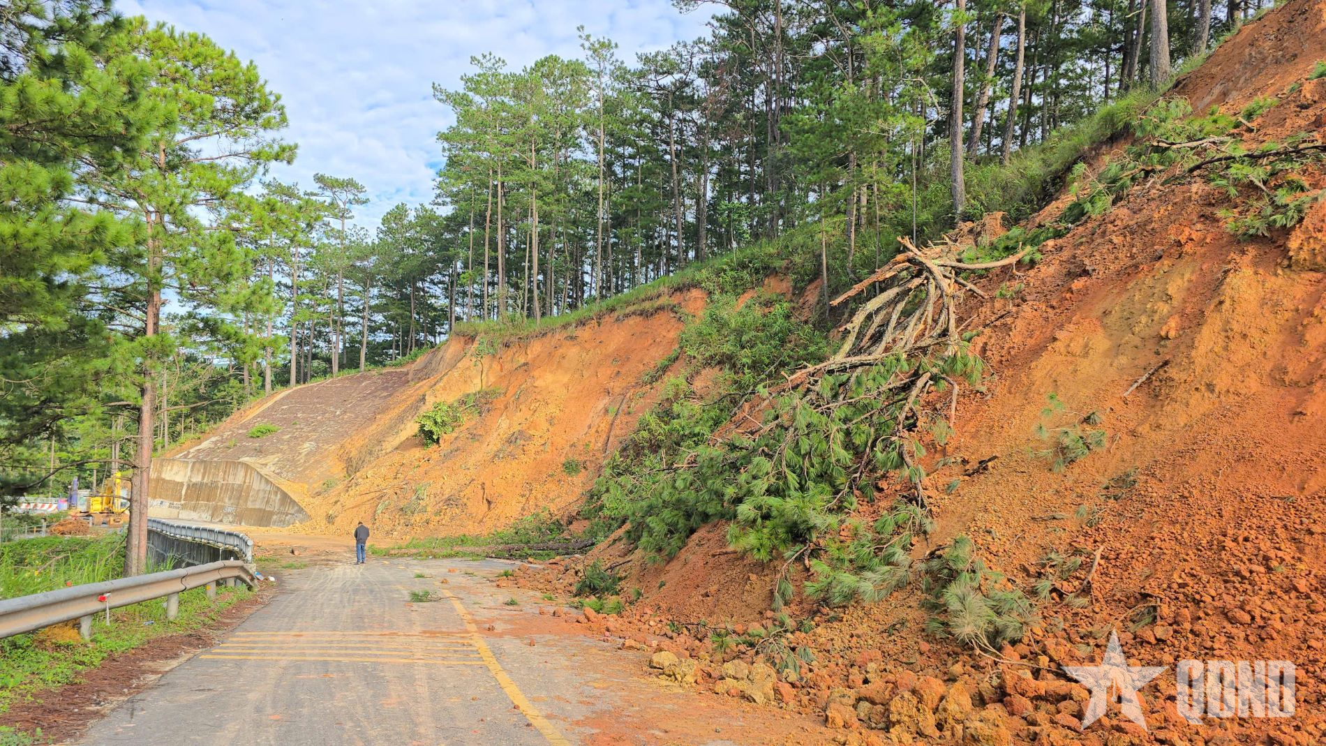 Cận cảnh tình trạng sạt lở nguy hiểm trên đèo D’ran