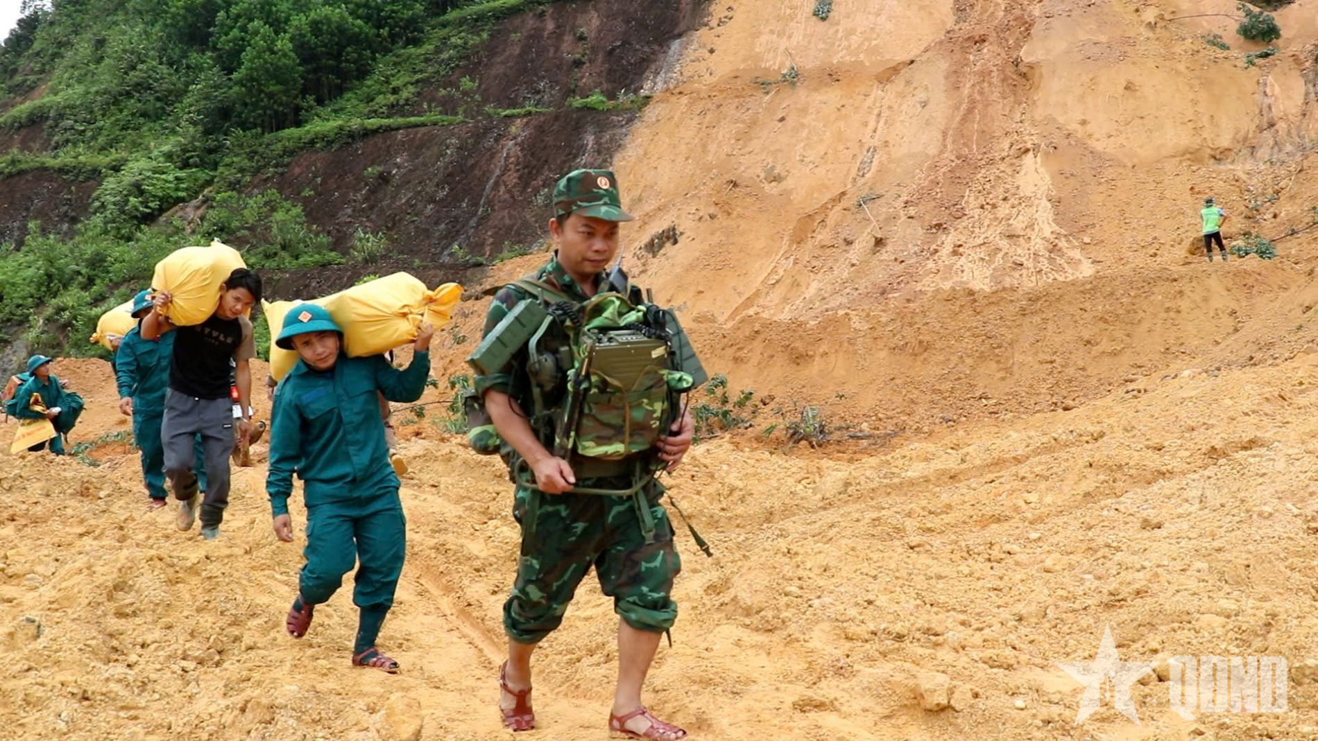 Bộ CHQS TP Đà Nẵng phối hợp với Sở Công Thương hỗ trợ 6 tấn gạo giúp nhân dân vùng lũ